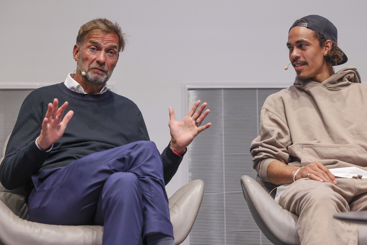 Jürgen Klopp listening to Yussuf poulsen