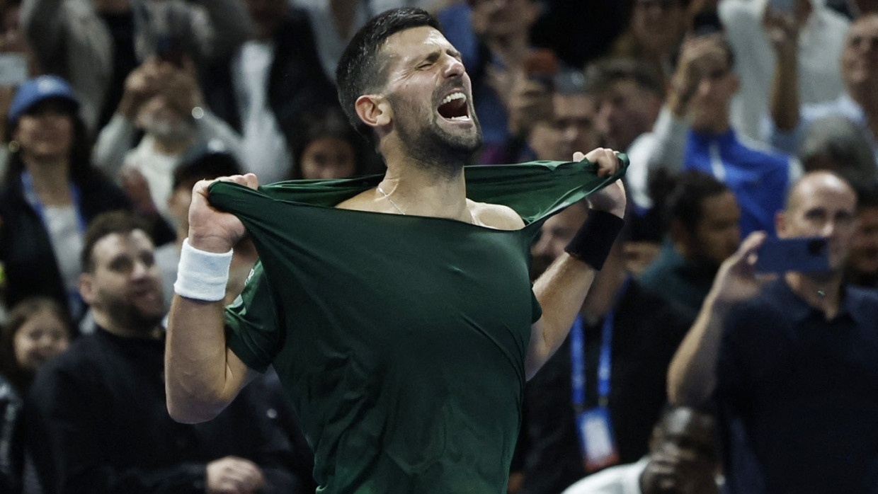 Nach dem Sieg lässt Novak Djokovic den Emotionen freien Lauf.