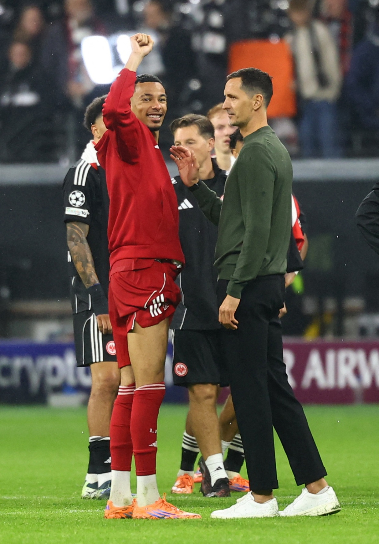 Dino Toppmöller und sein alter „Schlawiner“ nach dem 1:5 der Eintracht gegen Liverpool.