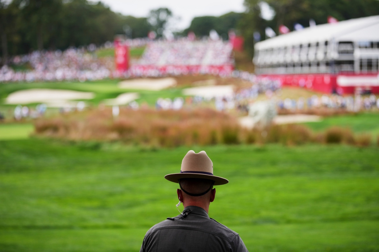 New York Eyalet Polisi memuru, Bethpage Black Golf Sahası'nda düzenlenen Ryder Kupası golf turnuvası için yapılan antrenman turunda 15. deliği gözlemliyor.