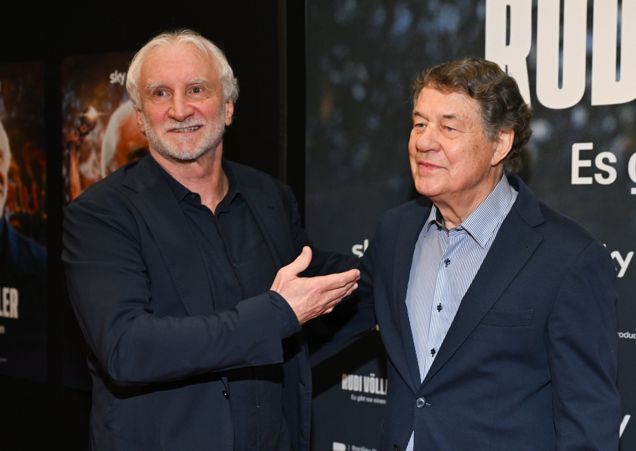 Zwei Legenden: Rudi Völler empfängt seinen ehemaligen Trainer und Ziehvater Otto Rehhagel (rechts) auf dem Roten Teppich.