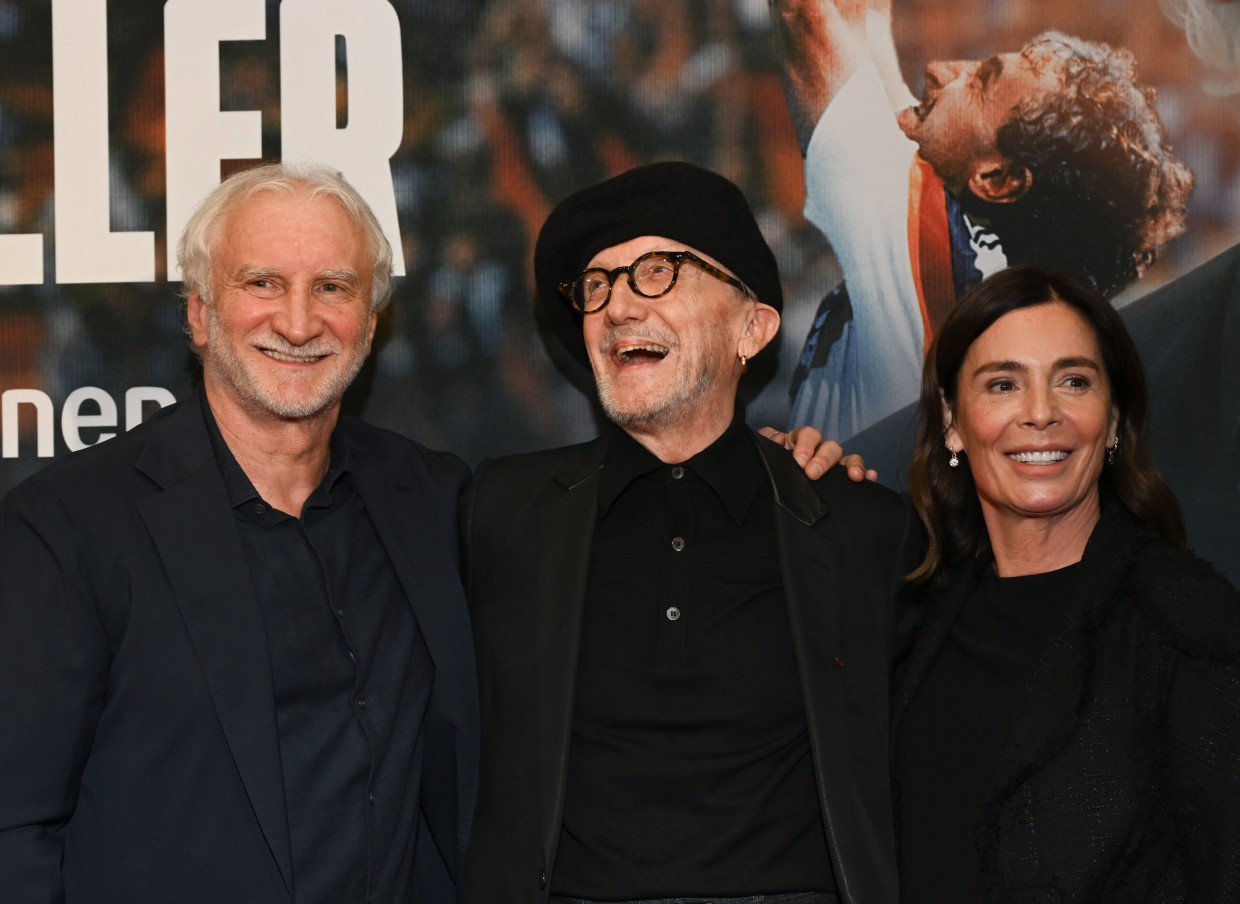 Allseits beliebt: Musiker Marius Müller-Westernhagen (Mitte) freut sich in der Mitte zwischen Rudi Völler und dessen Frau Sabrina (rechts).