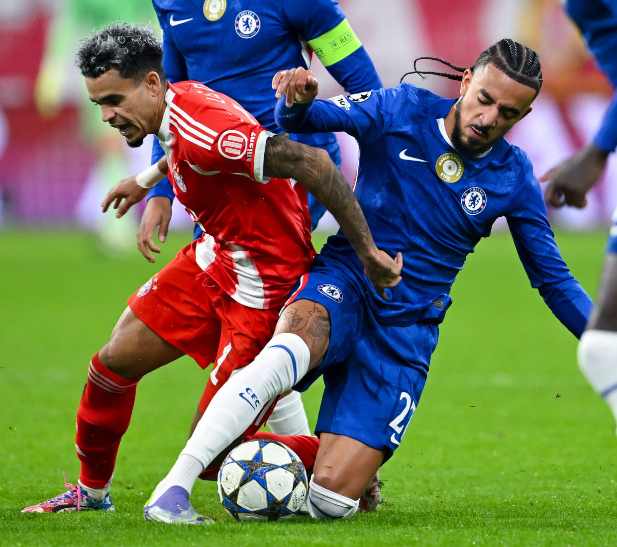 Münchens Luis Diaz (links) und Malo Gusto kämpfen um den Ball.
