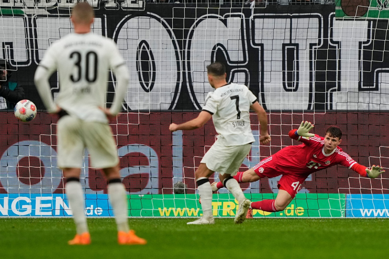 Der Gladbacher Kevin Stöger trifft bei einem Elfmeter nur den Pfosten.