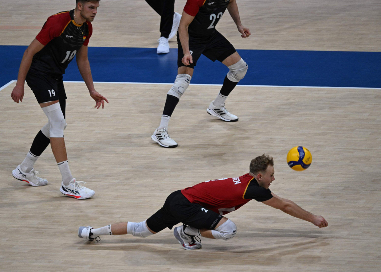 Leonard Graven hechtet im WM-Spiel gegen Bulgarien nach einem Ball.