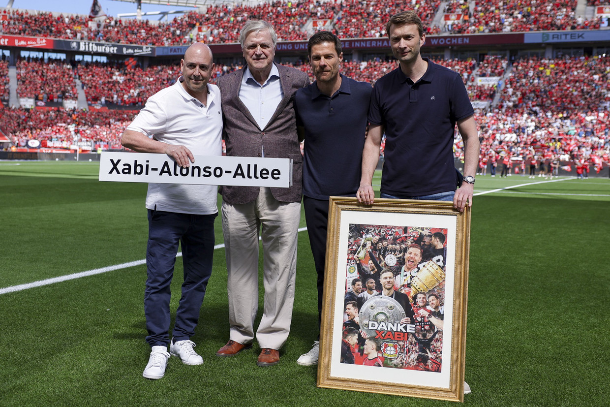 Besonderer Dank, besondere Gesten: die Führungsriege von Bayer Leverkusen mit Xabi Alonso (Zweiter von rechts)
