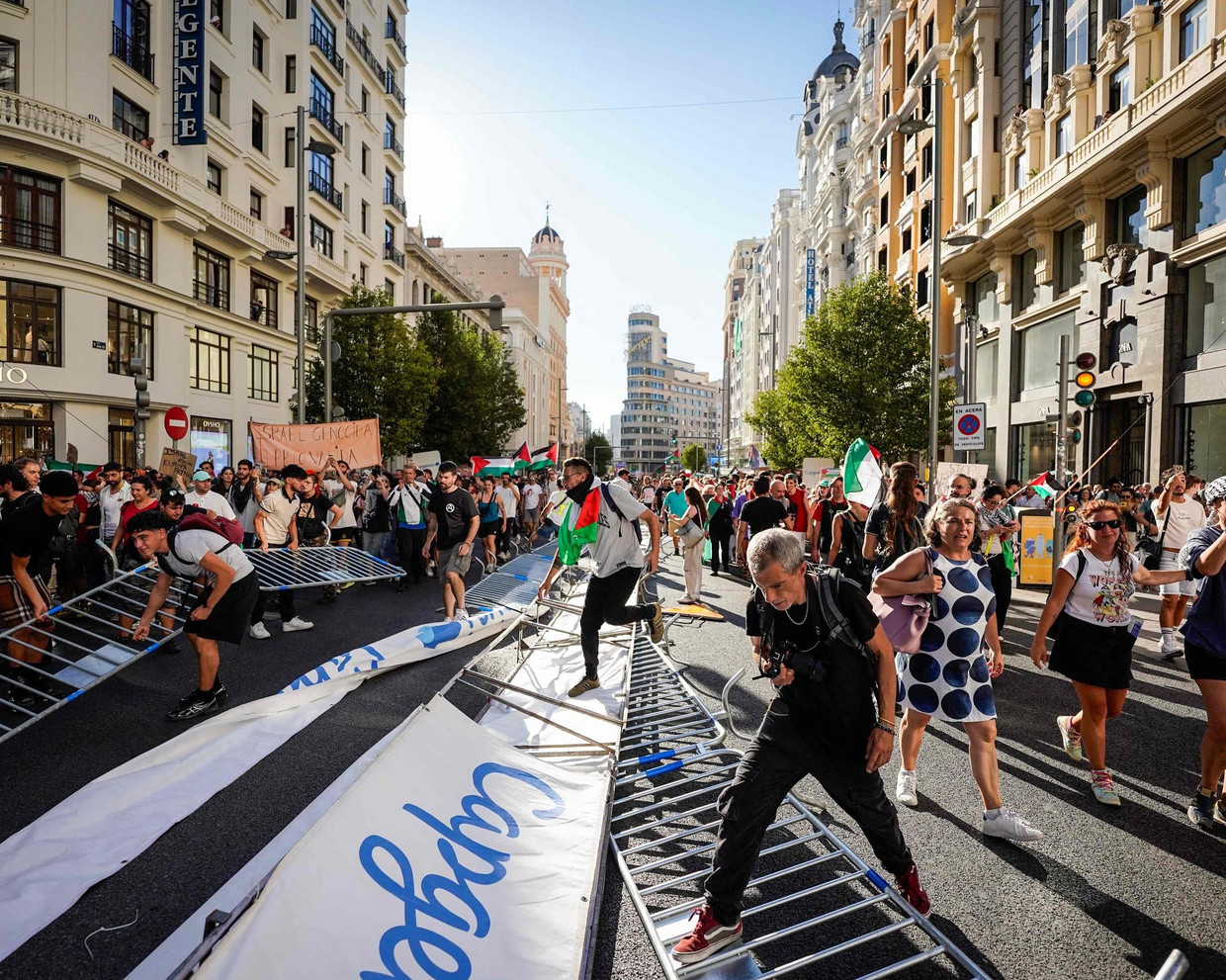 Kein Durchkommen: Protestierende in Madrid blockieren die Rennstrecke.