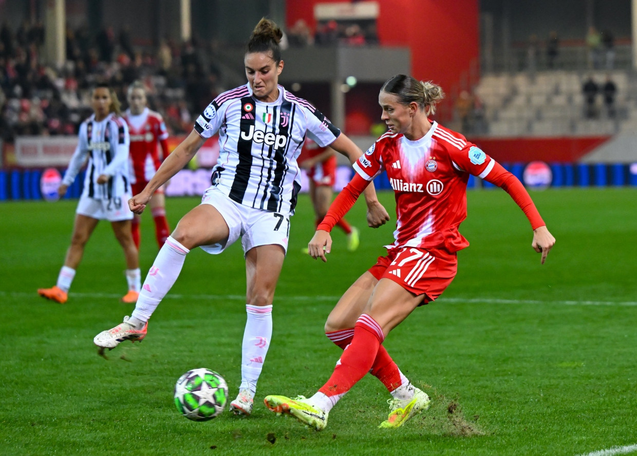 Gekonnt: Klara Bühl am Ball für den FC Bayern