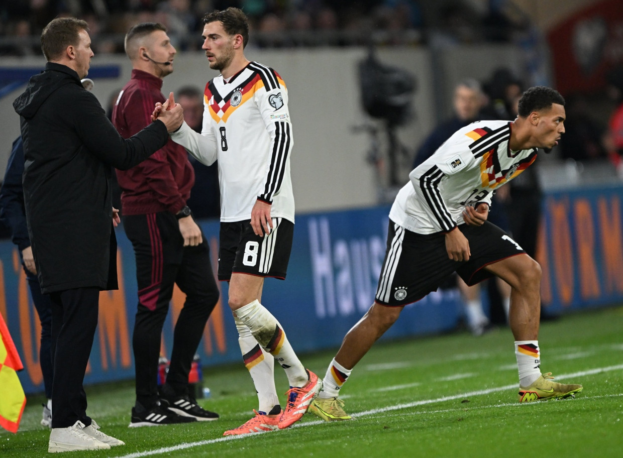 Als dem bereits verwarnten Leon Goretzka (Mitte) ein weiteres Foul unterläuft, wechselt Julian Nagelsmann ihn umgehend aus.