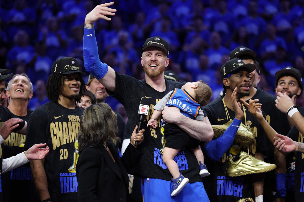 Isaiah Hartenstein celebrates with his team, but the son is still a nap.
