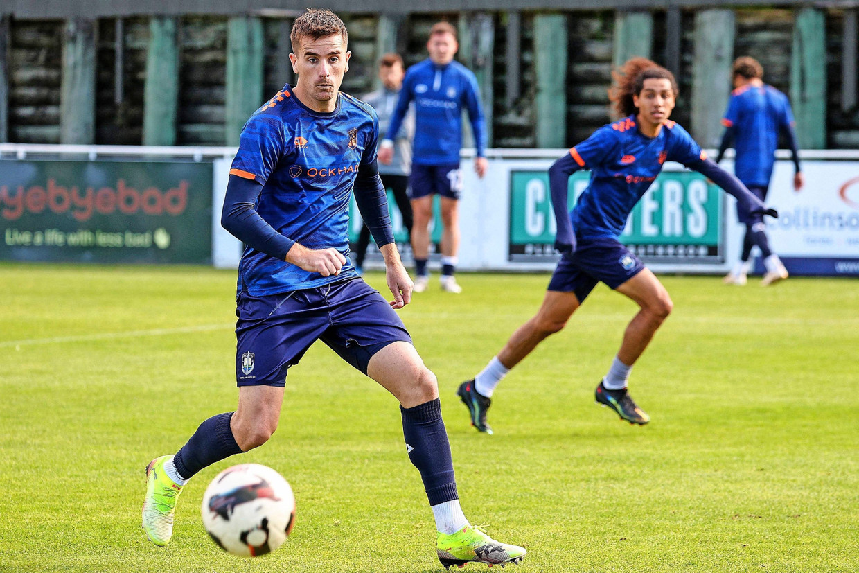 Angus Kilkolly am Ball: Größer als zwischen Auckland City und dem FC Bayern könnten die Unterschiede bei der Klub-WM wohl nicht sein.