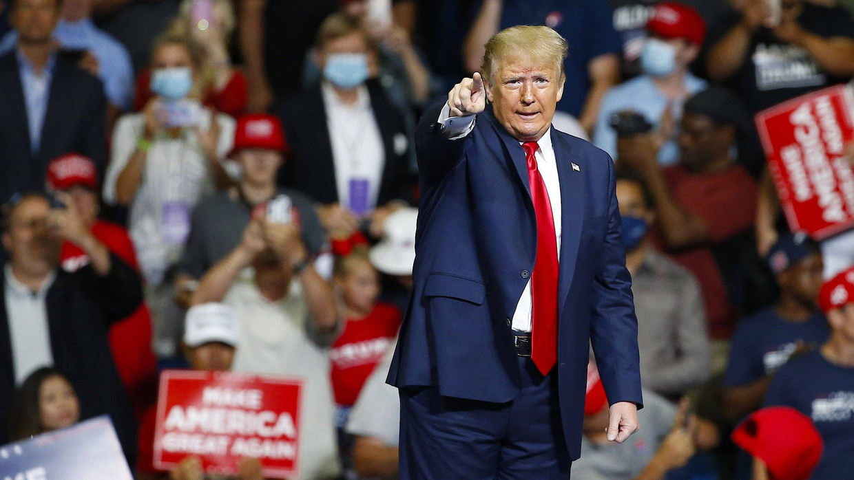 Wahlkampf in Corona-Zeiten: Präsident Trump hält Abstand zu den Massen, aber für eine Wiederwahl erscheint ihm ein lockerer Kurs vielversprechender.