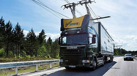 Auf einem zwei Kilometer langen Autobahnabschnitt nördlich von Stockholm wird für die nächsten zwei Jahre das Siemens-Oberleitungssystem getestet. Auf einem zwei Kilometer langen Autobahnabschnitt nördlich von Stockholm wird für die nächsten zwei Jahre das Siemens-Oberleitungssystem getestet.
