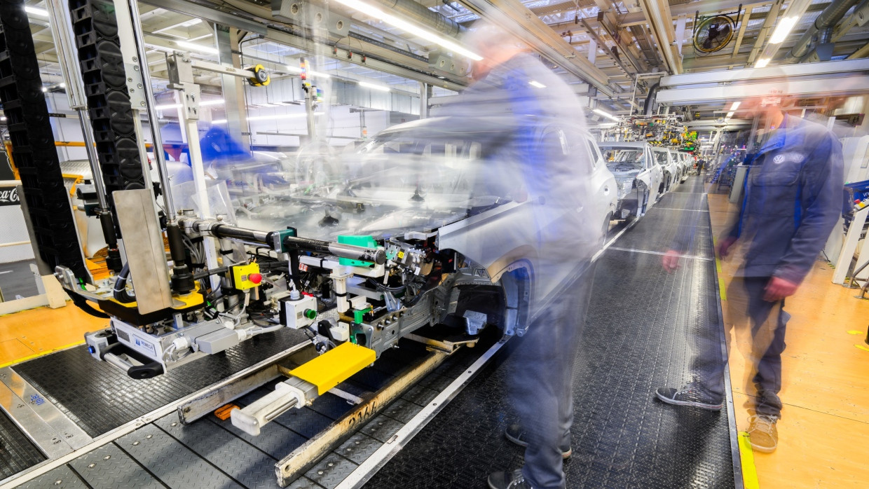 Mitarbeiter arbeiten im März im VW-Stammwerk Wolfsburg.