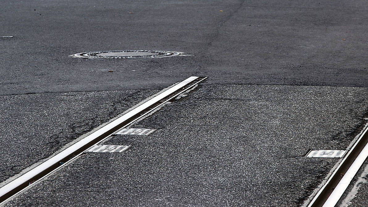 Bau ohne Nutzen: Nach einem Brückenneubau auf unterschiedlichen Fahrbahnseiten verlegte Straßenbahngleise sind in der Innenstadt von Schwerin zu sehen.
