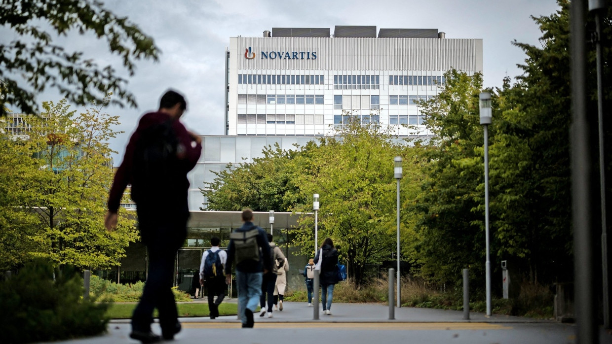 Pharmariese: Beschäftigte von Novartis in Basel auf dem Weg zur Arbeit.