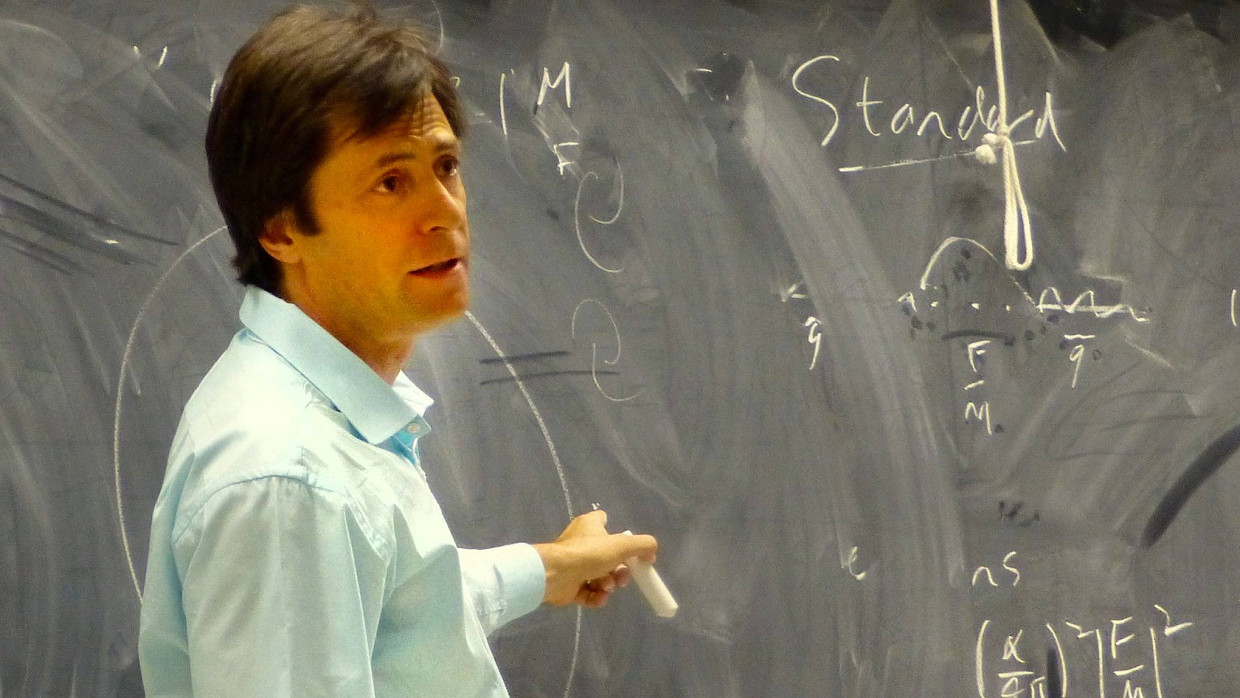 Ganz klassisch mit Kreide und Tafel: Max Tegmark ist Physikprofessor am Massachusetts Institute of Technology in Boston.