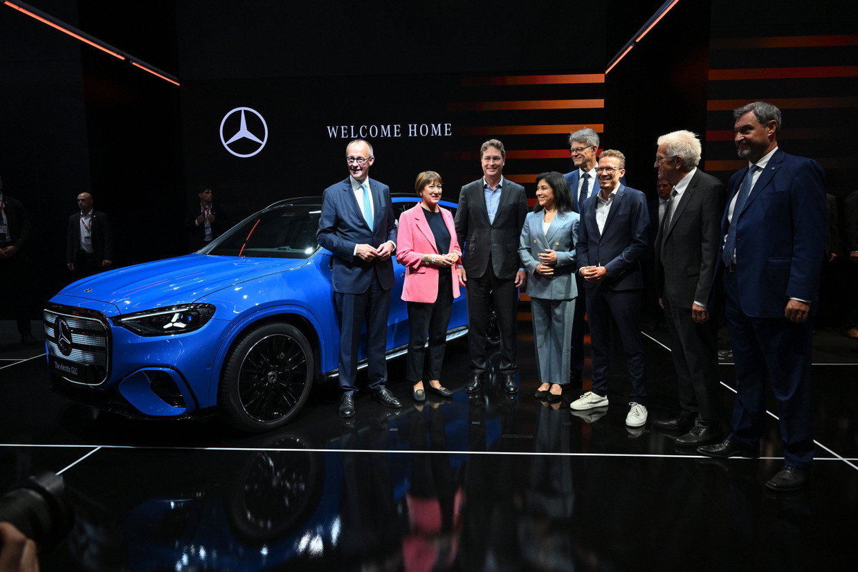 Ola Källenius empfängt Bundeskanzler Friedrich Merz und weitere Spitzen der Bundesregierung zum Rundgang über die IAA Mobility