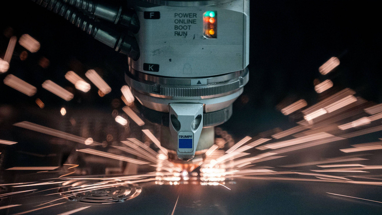 Ein Laser schneidet beim Maschinenbauer Trumpf in ein Blech.