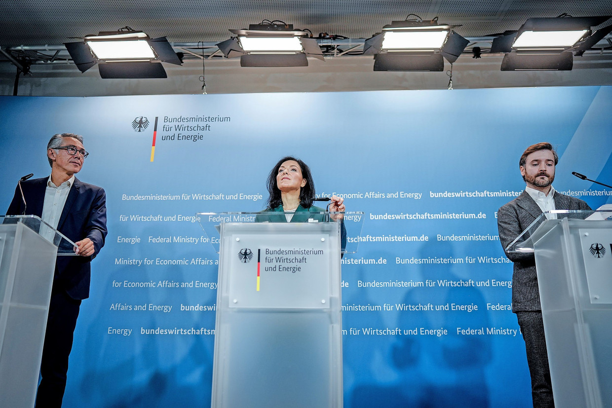 Will die Energiewende stärker auf Kosteneffizienz ausrichten: Wirtschaftsministerin Katherina Reiche (CDU), hier mit Alexander Kox (BET) und Philipp Kienscherf (EWI) am Montag in Berlin