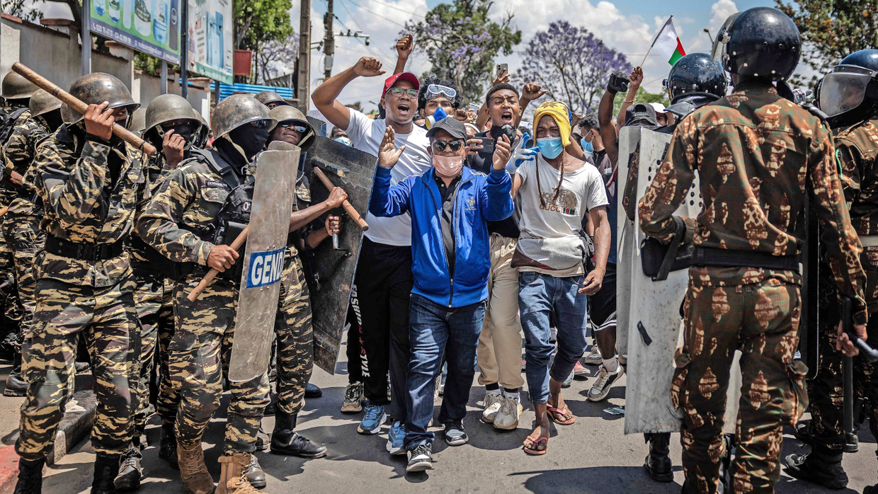 Demonstranten durchbrechen am 11.10.25 eine Formation der Gendarmerie in Antananarivo.