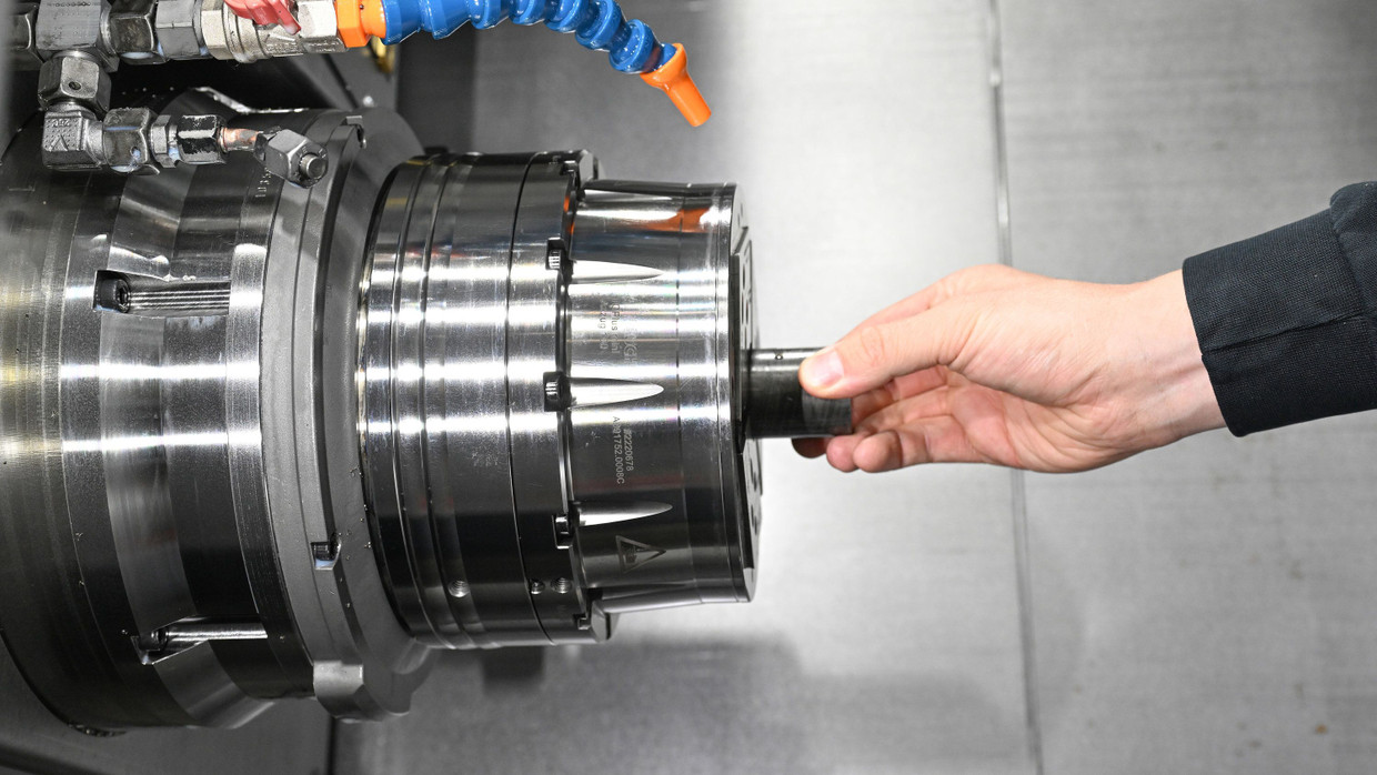 Besteht aus viele Einzelteilen: eine Maschine für Präzisionswerkzeuge in Baden-Württemberg