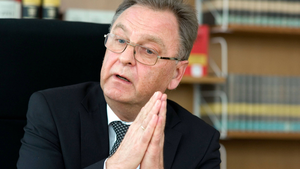 Hans-Jürgen Papier war bis 2010 der Präsident des deutschen Bundesverfassungsgerichts in Karlsruhe Hans-Jürgen Papier war bis 2010 der Präsident des deutschen Bundesverfassungsgerichts in Karlsruhe