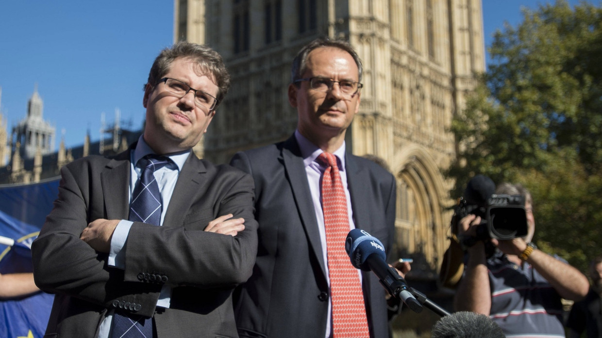 Die beiden Bellingcat-Journalisten Eliot Higgins und Christo Grozev (rechts) während einer Pressekonferenz in London.