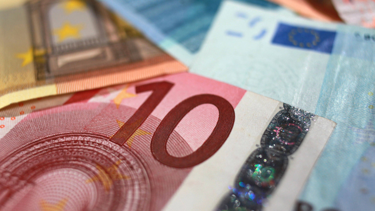 Der Bund nahm im vergangenen Jahr knapp 250 Milliarden Euro Steuern ein, fast 10 Prozent mehr als 2010 Der Bund nahm im vergangenen Jahr knapp 250 Milliarden Euro Steuern ein, fast 10 Prozent mehr als 2010