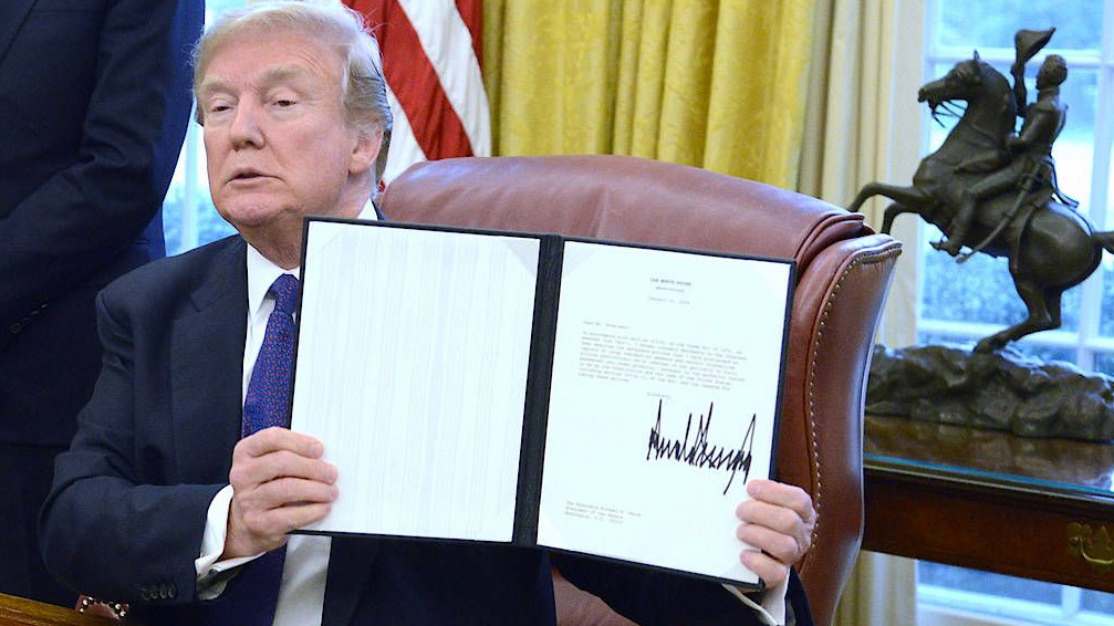 Donald Trump zeigt den von ihm unterschriebenen Erlass. Donald Trump zeigt den von ihm unterschriebenen Erlass.