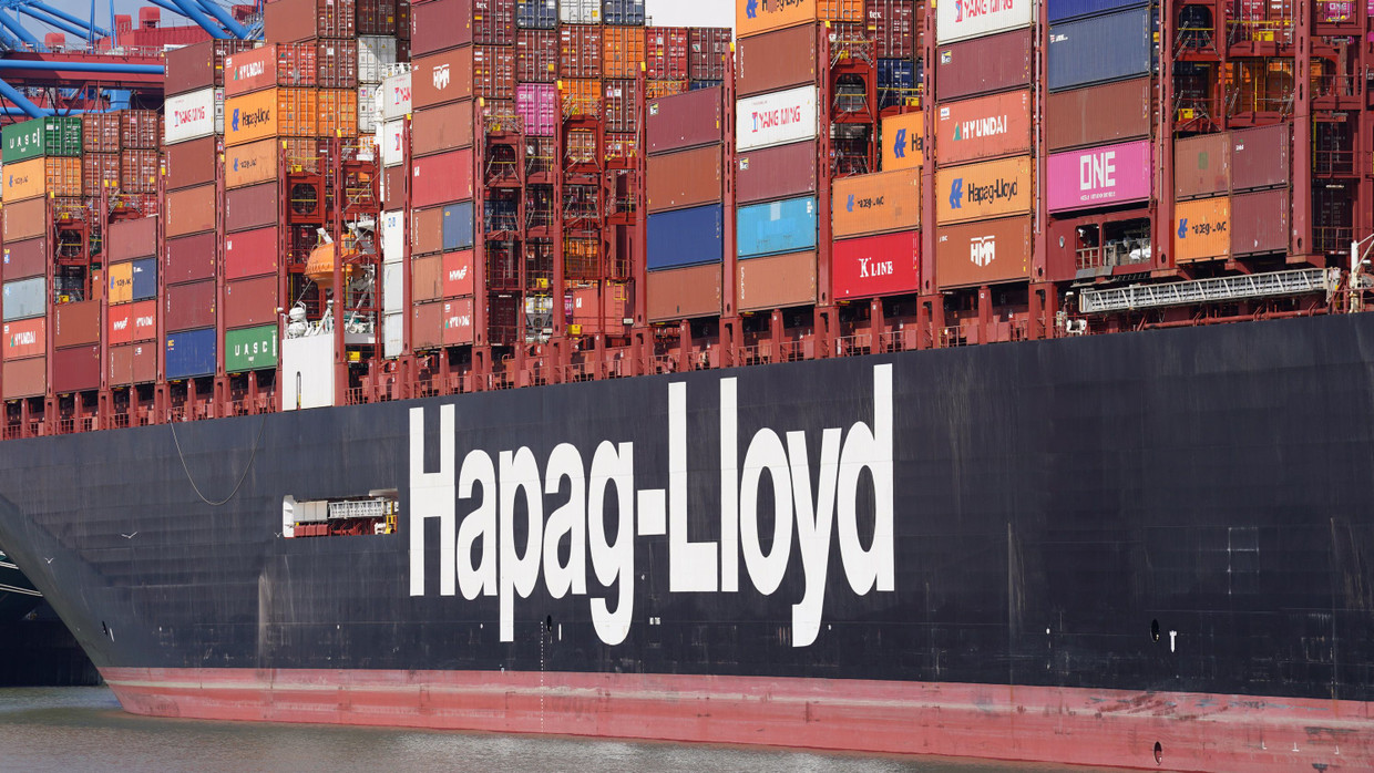 Das Hapag-Lloyd Containerschiff "Brussels Express" wird an einem Container-Terminal im Hamburger Hafen im September 2021 abgefertigt.