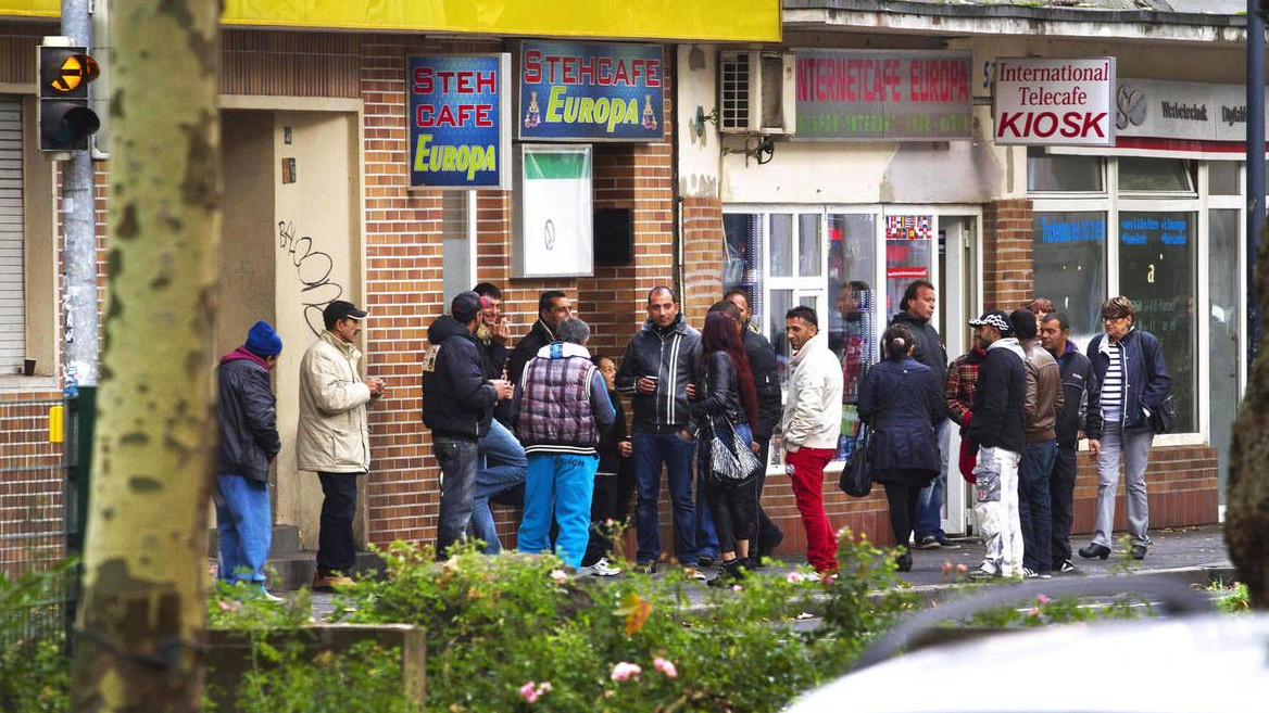 Das „Café Europa“ in der Dortmunder Nordstadt: Tagelöhner hoffen auf ein paar Stunden Arbeit