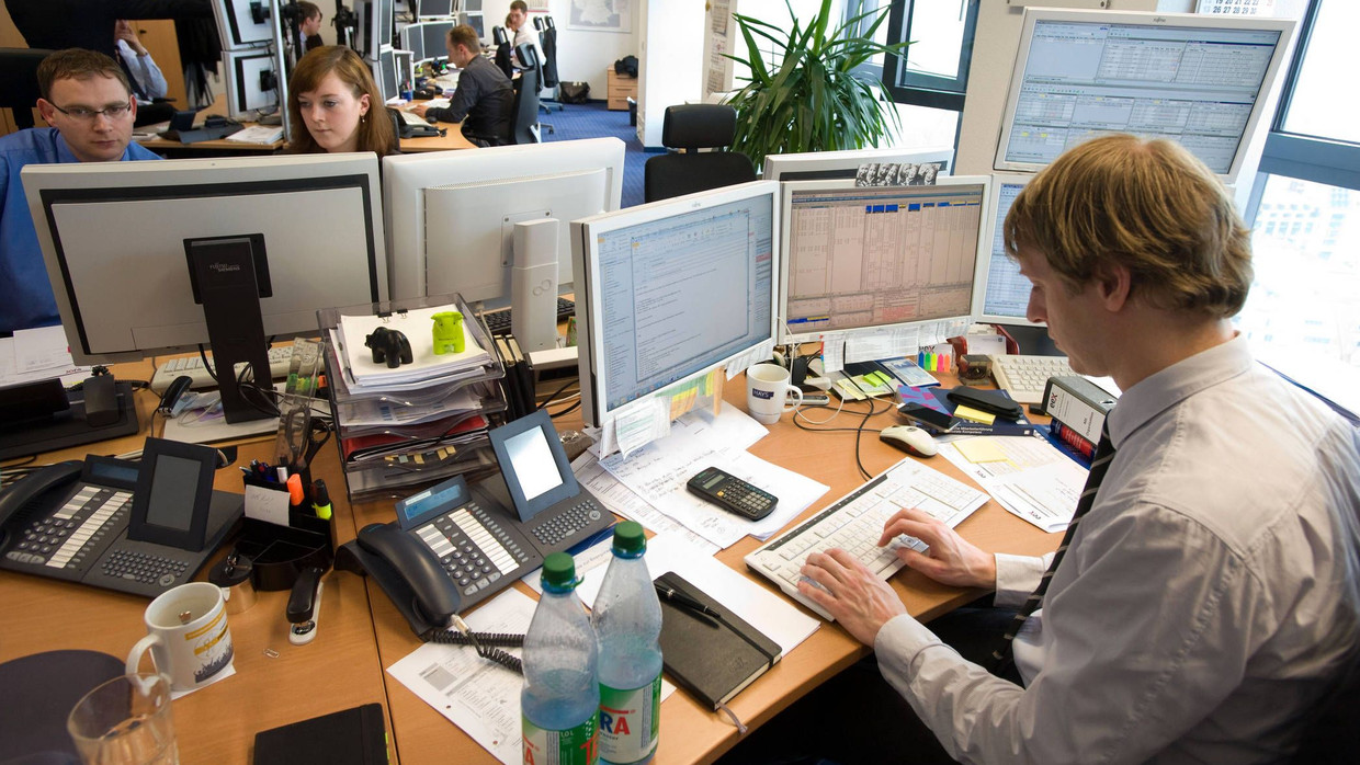 Viel Rechenarbeit: Für jede Tonne CO2 die die Industrie ausstoßen möchte, muss sie ein Zertifikat kaufen. Der Preis wird in Leipzig und London festgelegt.