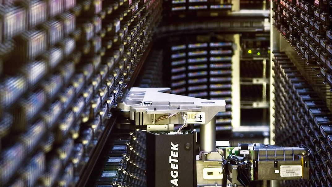 Die Daten der teichenphysikalischen Experimente am europäischen Forschungszentrum Cern bei Genf werden im Rechenzentrum auf unzähligen Magnetdatenbändern mit Hilfe von Robotern archiviert.