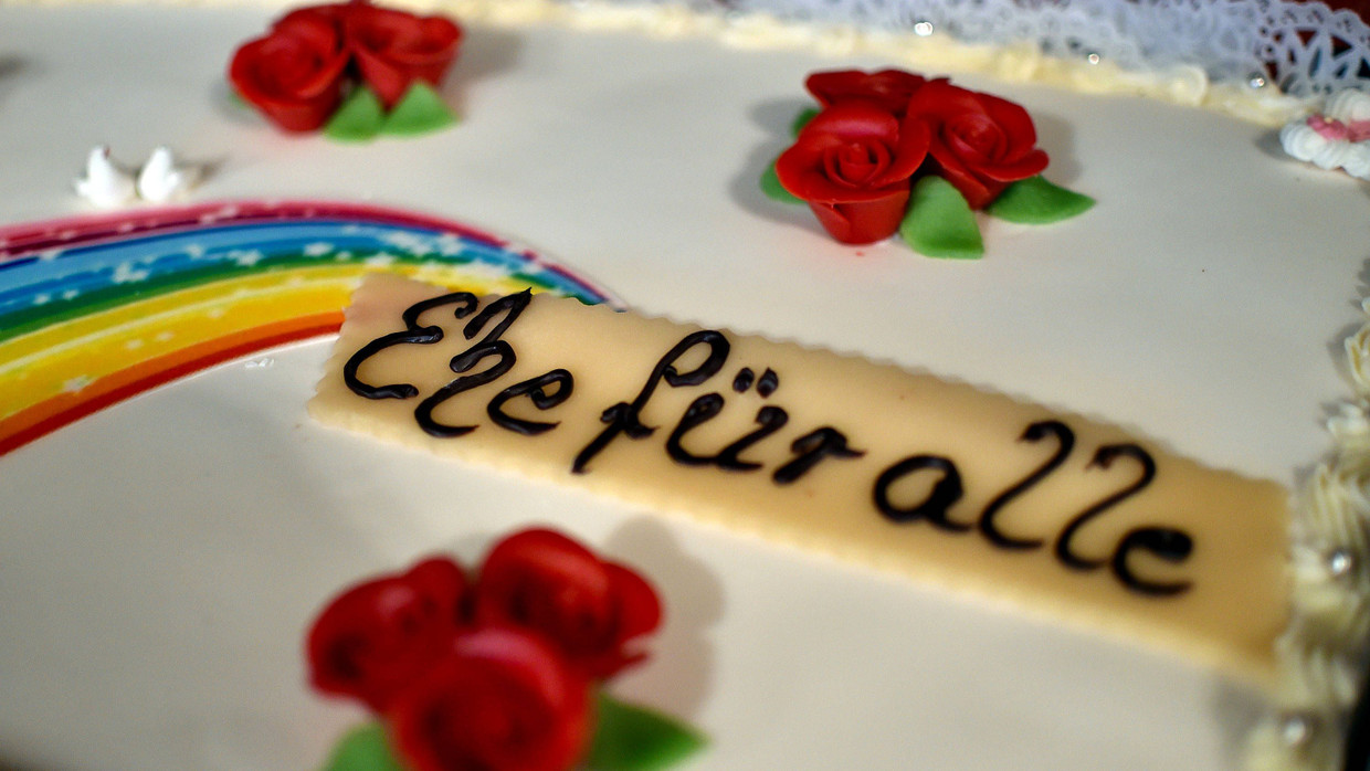 Das gleichgeschlchtliche Glück auf einer Hochzeitstorte.
