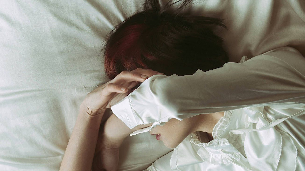 Ein Schatten ihrer selbst: Das postvirale Syndrom ME/CFS trifft mehrheitlich Frauen und spart junge, vitale Menschen nicht aus. Ein Schatten ihrer selbst: Das postvirale Syndrom ME/CFS trifft mehrheitlich Frauen und spart junge, vitale Menschen nicht aus.