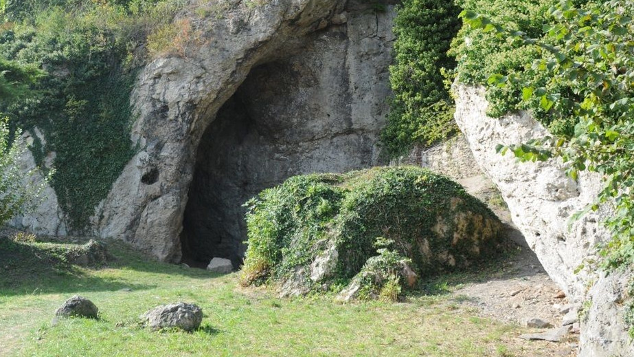 Eiszeitbehausung: Die Ilsenhöhle unterhalb der Burg Ranis in Thüringen Eiszeitbehausung: Die Ilsenhöhle unterhalb der Burg Ranis in Thüringen