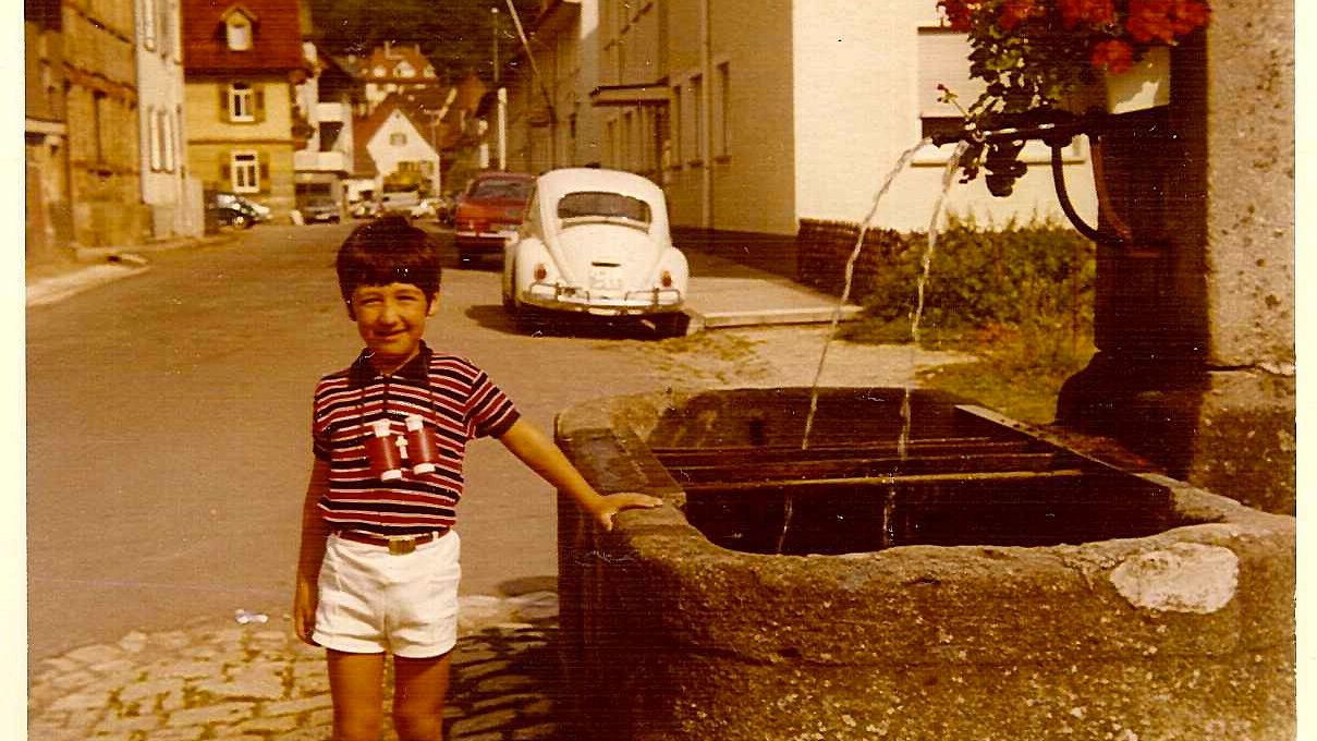 Cem Özdemir als Bube am Brunnen von Bad Urach Cem Özdemir als Bube am Brunnen von Bad Urach
