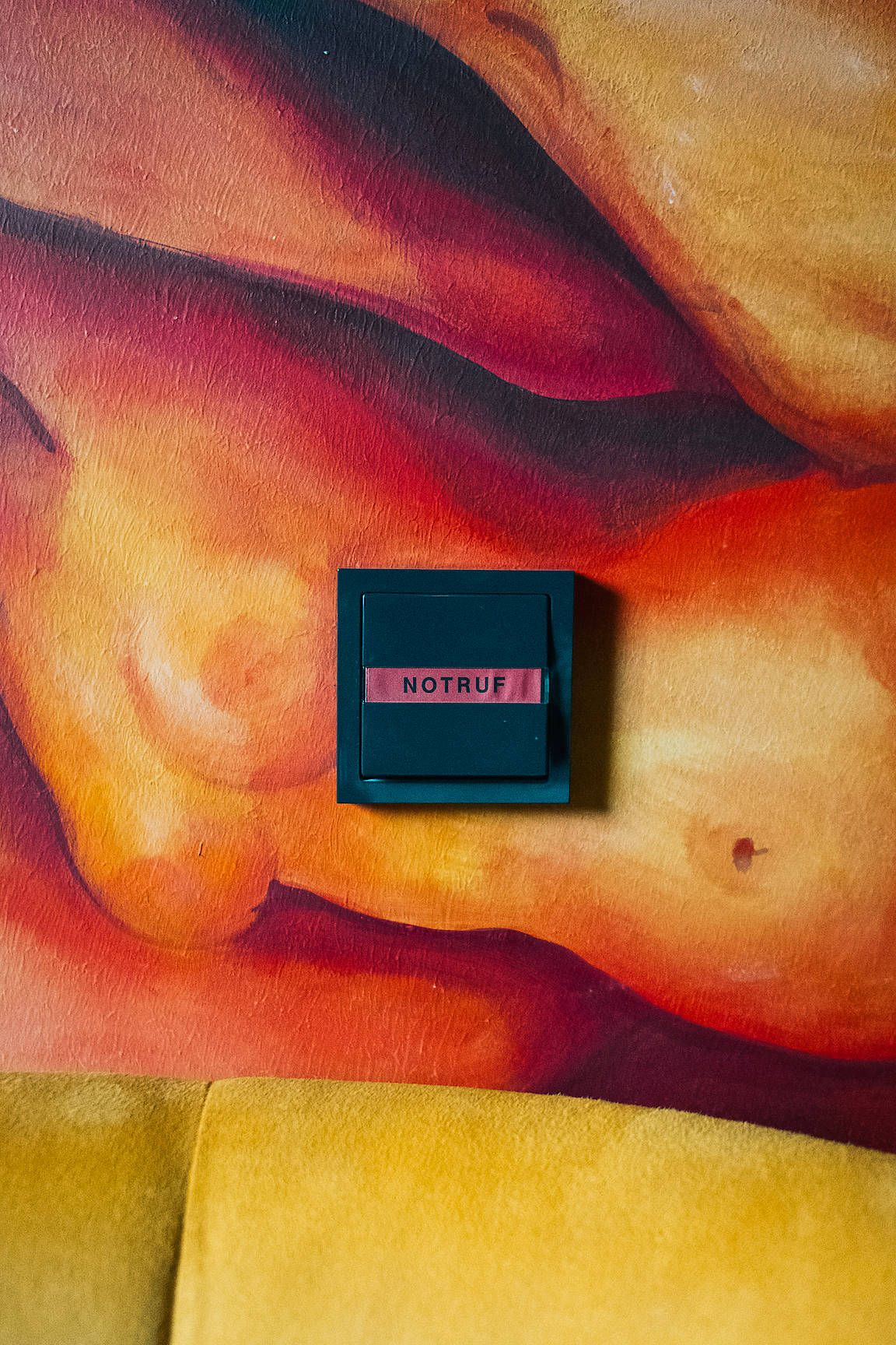 Safety First! Drückt man in den Zimmern den Notfallknopf, stehen sofort Security-Jungs in der Tür. Safety First! Drückt man in den Zimmern den Notfallknopf, stehen sofort Security-Jungs in der Tür.