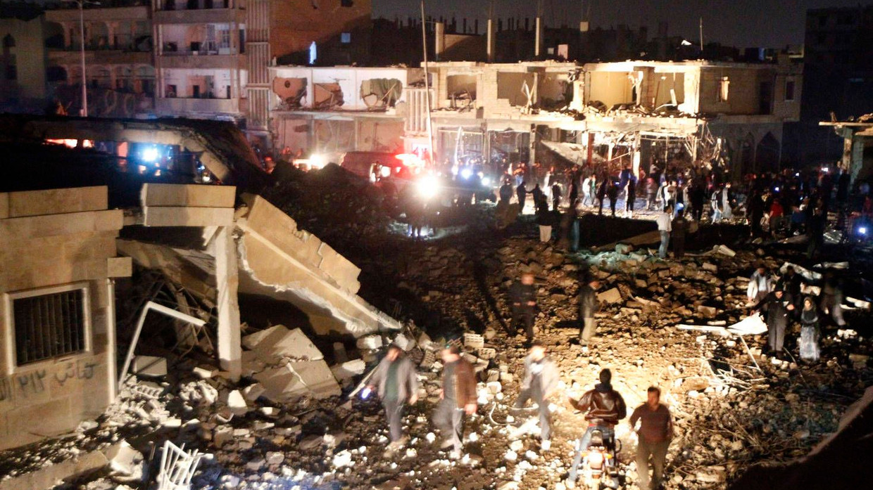 Die Nachrichtenagentur Reuters verbreitet dieses Bild aus Al-Rakka. Dort traf eine Scud-Rakete, angeblich abgefeuert von Assads Regierungstruppen, ein Wohnhaus