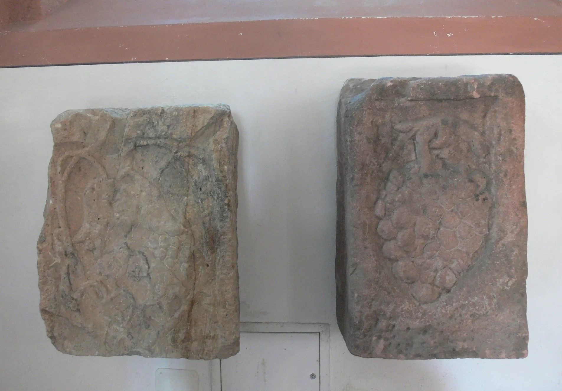 Entdeckt wurden die Plastiken bei Restaurierung der spätgotischen Stadtpfarrkirche 1968, als unter dem Fundament eine Villa rustica zum Vorschein kam. Die Arbeiten hängen heute im hinteren Langhaus.