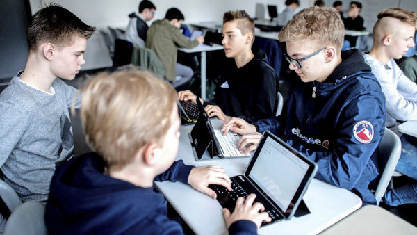 Schüler am Alten Gymnasium Oldenburg lernen an Tablets