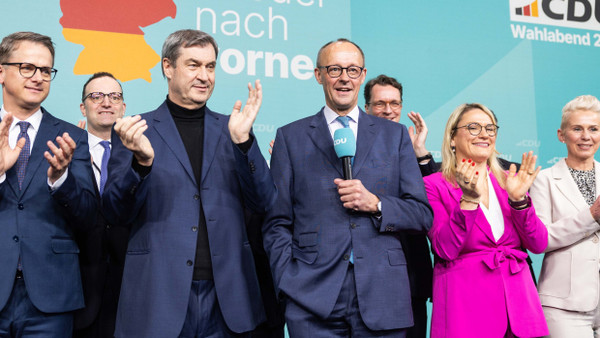 Wahlsieger: Kanzlerkandidat Friedrich Merz mit CSU-Chef Markus Söder und weiteren Spitzenpolitikern am Sonntagabend auf der Bühne im Konrad-Adenauer-Haus.