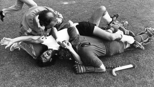 Der goldene Moment: Deutschland ist Hockey-Olympiasieger 1972, Torhüter Peter Kraus (rechts) jubelt auf dem Boden mit.