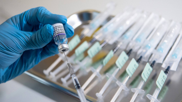 Eine Spritze mit dem Impfstoff von BioNTech/Pfizer