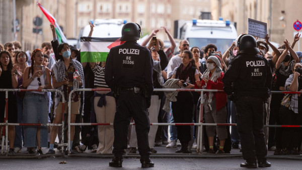 Propalästinensische Demonstranten in der Nähe des Instituts für Sozialwissenschaften der Berliner Humboldt-Universität im Mai 2024. Aktivisten hatten aus Protest gegen Israels Einsatz in Gaza die Uni besetzt.