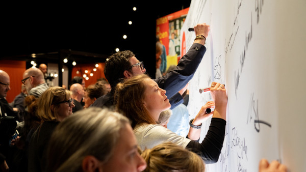 World Design Capital 2026: Der Höhepunkt des Auftaktevents war die Unterschriftenaktion aller Teilnehmer der Veranstalter im Congress Park Hanau.