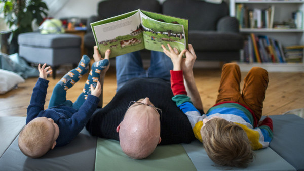 Schon beim Zugang zum Vorlesen und zu Bilderbüchern ist die soziale Ungleichheit in Deutschland groß. (Symbolbild)