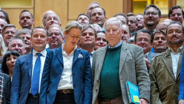 Tino Chrupalla, AfD-Bundesvorsitzender, und die Fraktionschefs Alice Weidel und Alexander Gauland: Ihre Partei sitzt nun dem Innenausschuss des Bundestages vor.