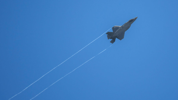 Löbliche Ausnahme: Das Kampfflugzeug F-35 hat die Bundeswehr von der Stange bestellt.